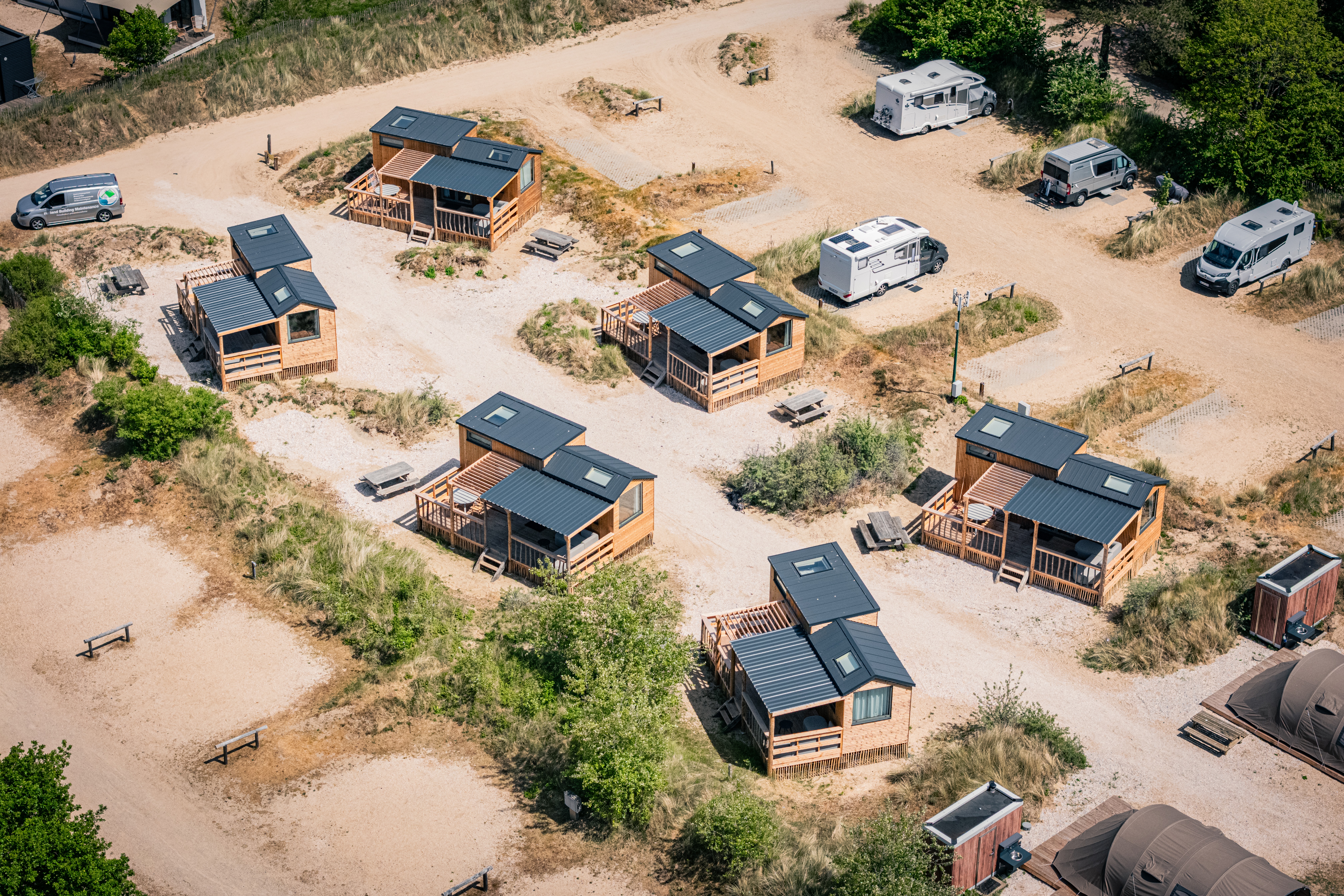 Zes buxus-woningen op een vakantiepark in de duinen
