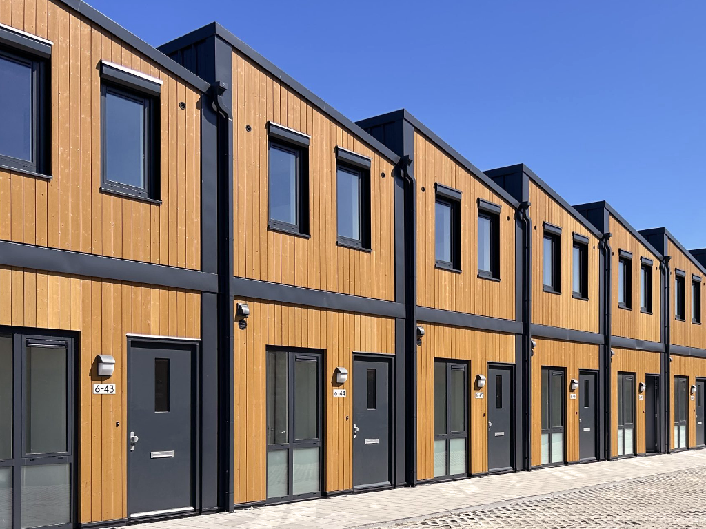 Ontdek ons 'community-first' woonconcept voor ontwikkelaars. Hoogwaardige houten units rondom een centrale leefruimte. Perfect voor flexwonen en recreatieparken.