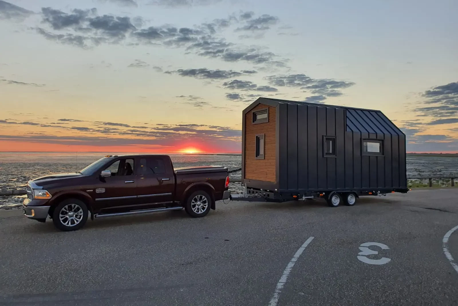 Zonsondergang Tiny House op trailer