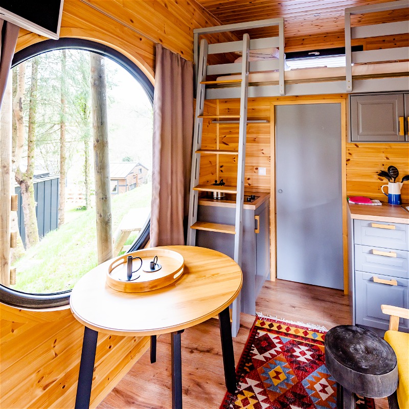 Tiny House gemeubileerd keuken + trap